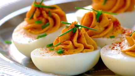Пикантные фаршированные яйца