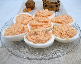 Яйца фаршированные икрой мойвы