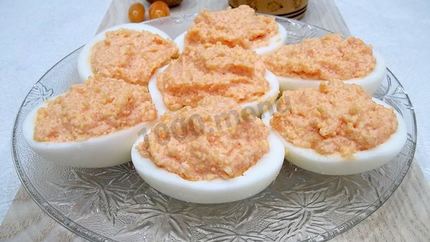 Яйца фаршированные икрой мойвы