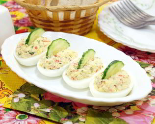 Яйца фаршированные крабовыми палочками