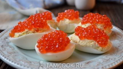 Яйца фаршированные красной икрой