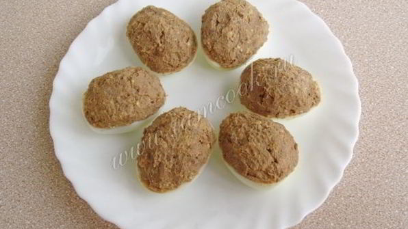 яйца, фаршированные куриной печенью