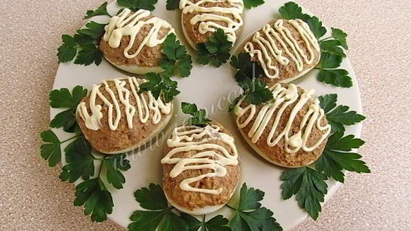 яйца, фаршированные куриной печенью