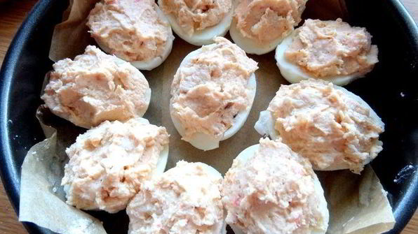 запеченные фаршированные яйца