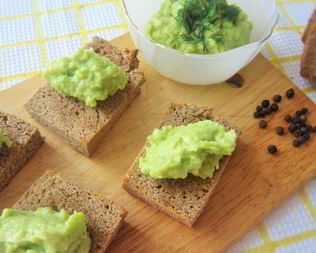 Гренки с паштетом из авокадо