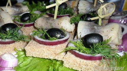 Бутерброды-канапе с селедкой