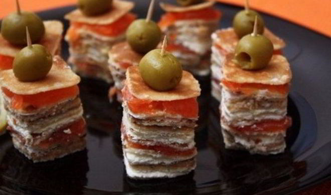 Канапе из блинов с лососем на шпажках