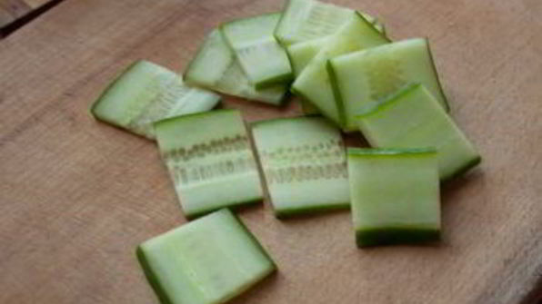 канапе из креветок и огурца на тостах