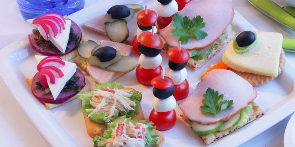 Рецепт канапе из моцареллы и помидоров черри