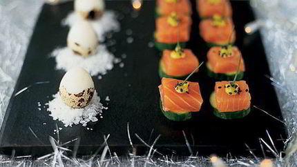 Канапе из семги с огурцом