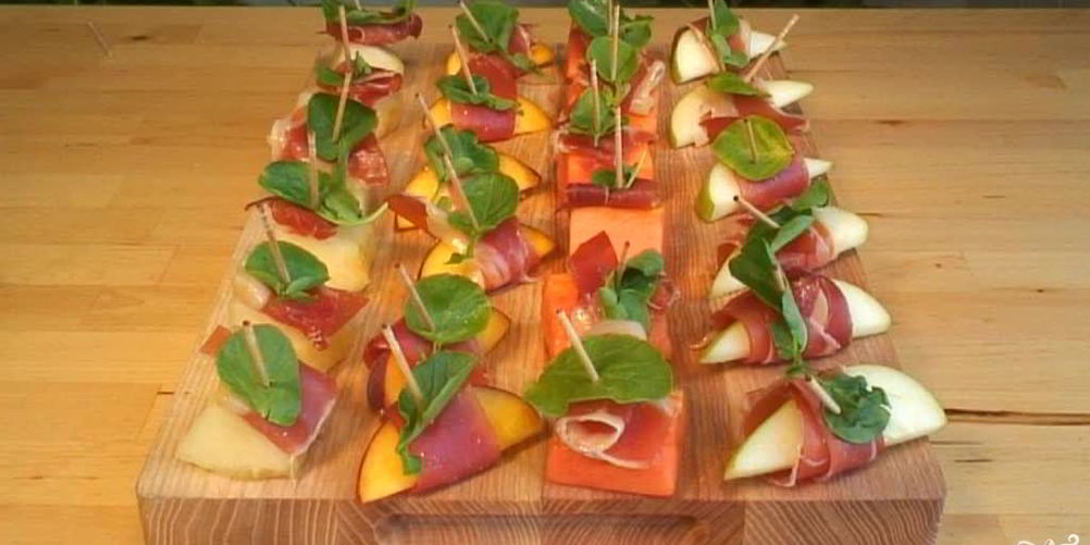 Рецепт канапе с фруктами и прошутто