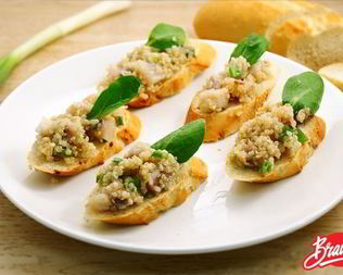 Канапе с киноа и сельдью