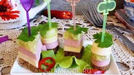 Канапе с колбасой и сыром