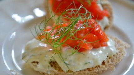 Канапе с копченой семгой и с хреновым кремом