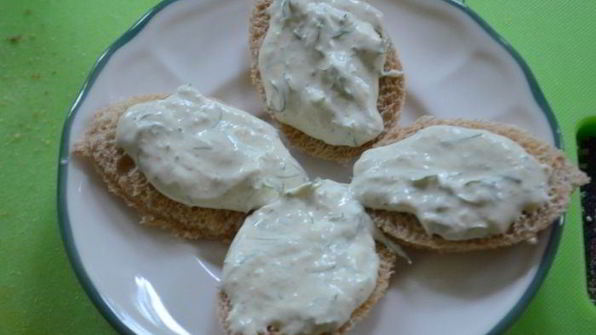 канапе с копченой семгой и с хреновым кремом