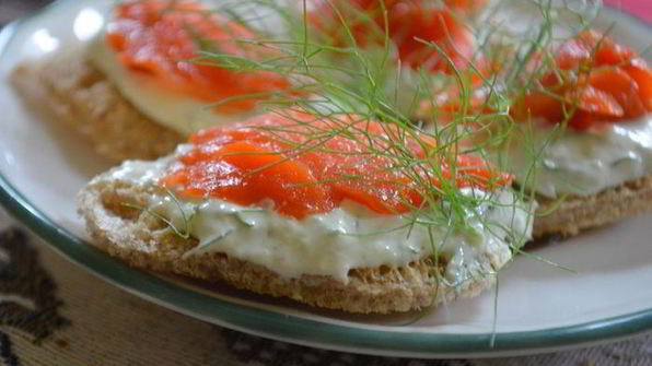 канапе с копченой семгой и с хреновым кремом