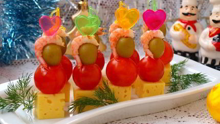 Канапе с креветками, сыром и черри