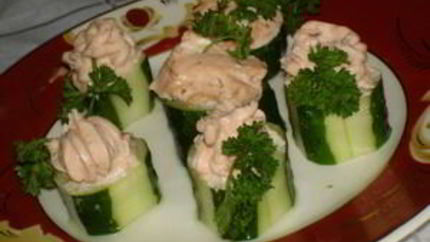 Канапе с лососем на огурцах