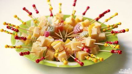 Канапе с мармеладом и сыром