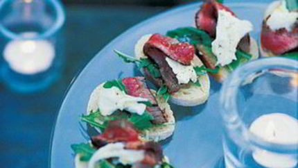 Канапе с моцареллой и ростбифом