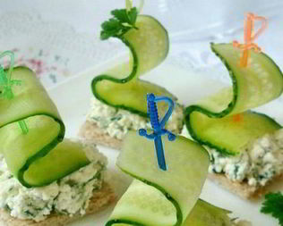 Канапе с огурцом на шпажках