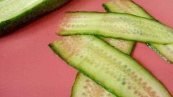 канапе с огурцом на шпажках