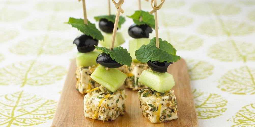 Рецепт канапе с оливками и мятого