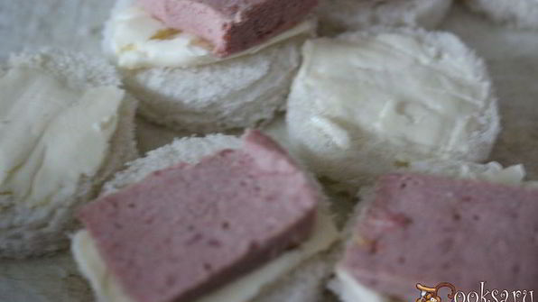 канапе с паштетом и яйцом