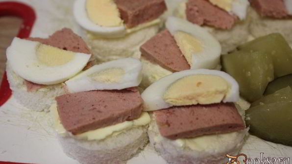 канапе с паштетом и яйцом