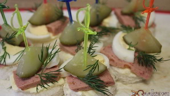 канапе с паштетом и яйцом