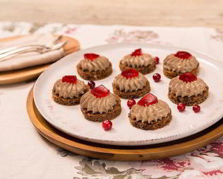 Канапе с паштетом из куриной печени и клюквенным желе