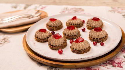 Канапе с паштетом из куриной печени и клюквенным желе