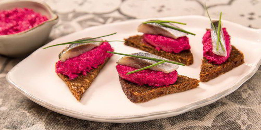 Рецепт канапе с сельдью и свекольно-творожным муссом