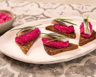 Канапе с сельдью и свекольно-творожным муссом