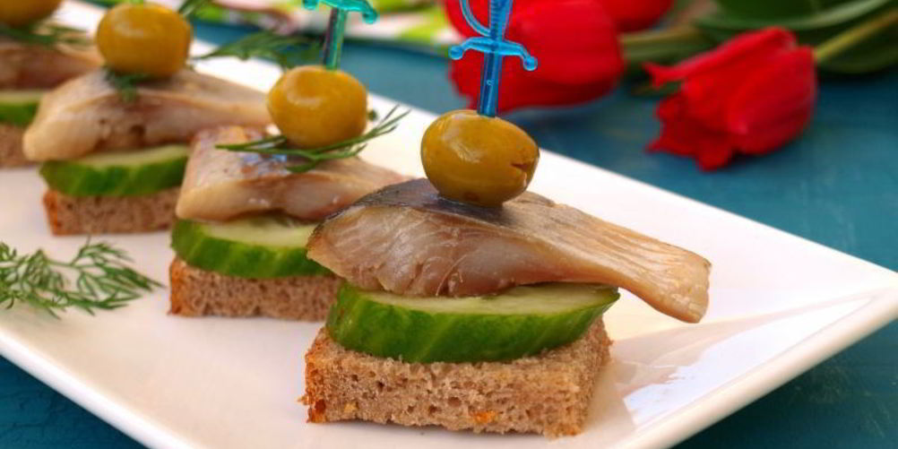 Рецепт канапе с сельдью и свежим огурцом