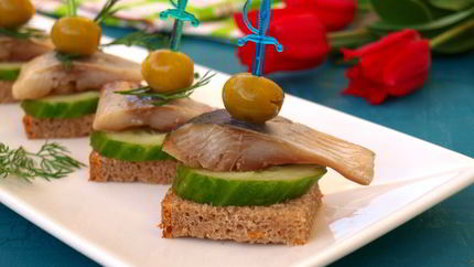 Канапе с сельдью и свежим огурцом