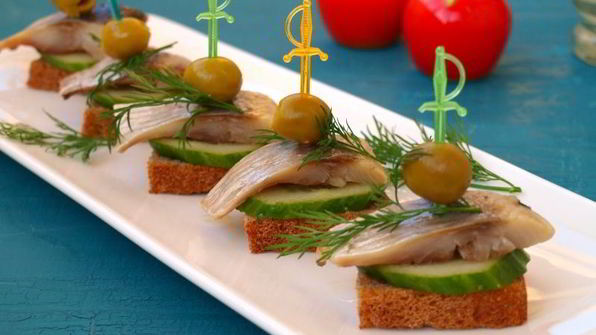 канапе с сельдью и свежим огурцом