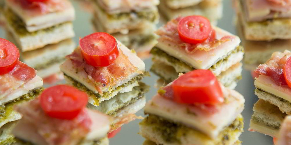 Рецепт канапе с соленым огурцом и беконом