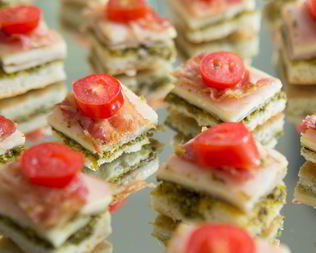 Канапе с соленым огурцом и беконом