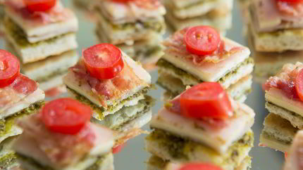 Канапе с соленым огурцом и беконом