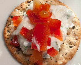 Канапе с сырной массой и сладким перцем