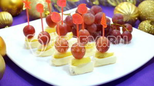 канапе с сыром и виноградом