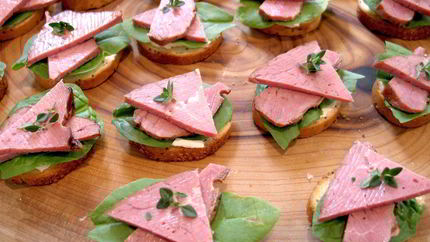 Канапе с ветчиной и шпинатом