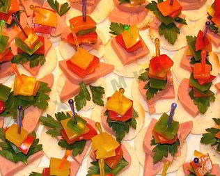 Канапе с ветчиной сыром и помидорами