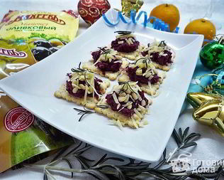 Канапе со свеклой, пармезаном и кедровыми орешками