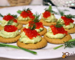 Новогодние канапе на крекерах