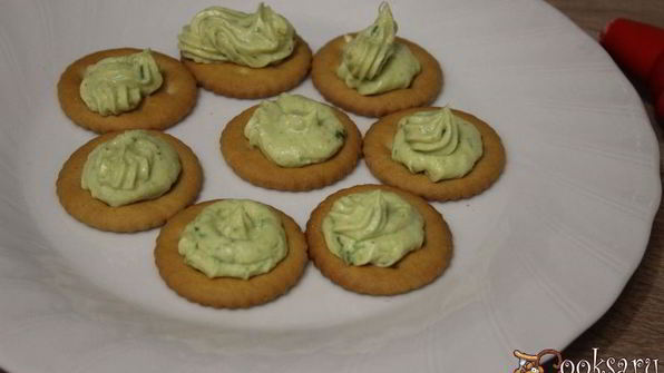 новогодние канапе на крекерах