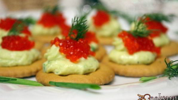 новогодние канапе на крекерах