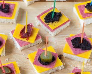 Простые канапе на шпажках