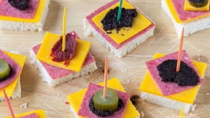 Простые канапе на шпажках